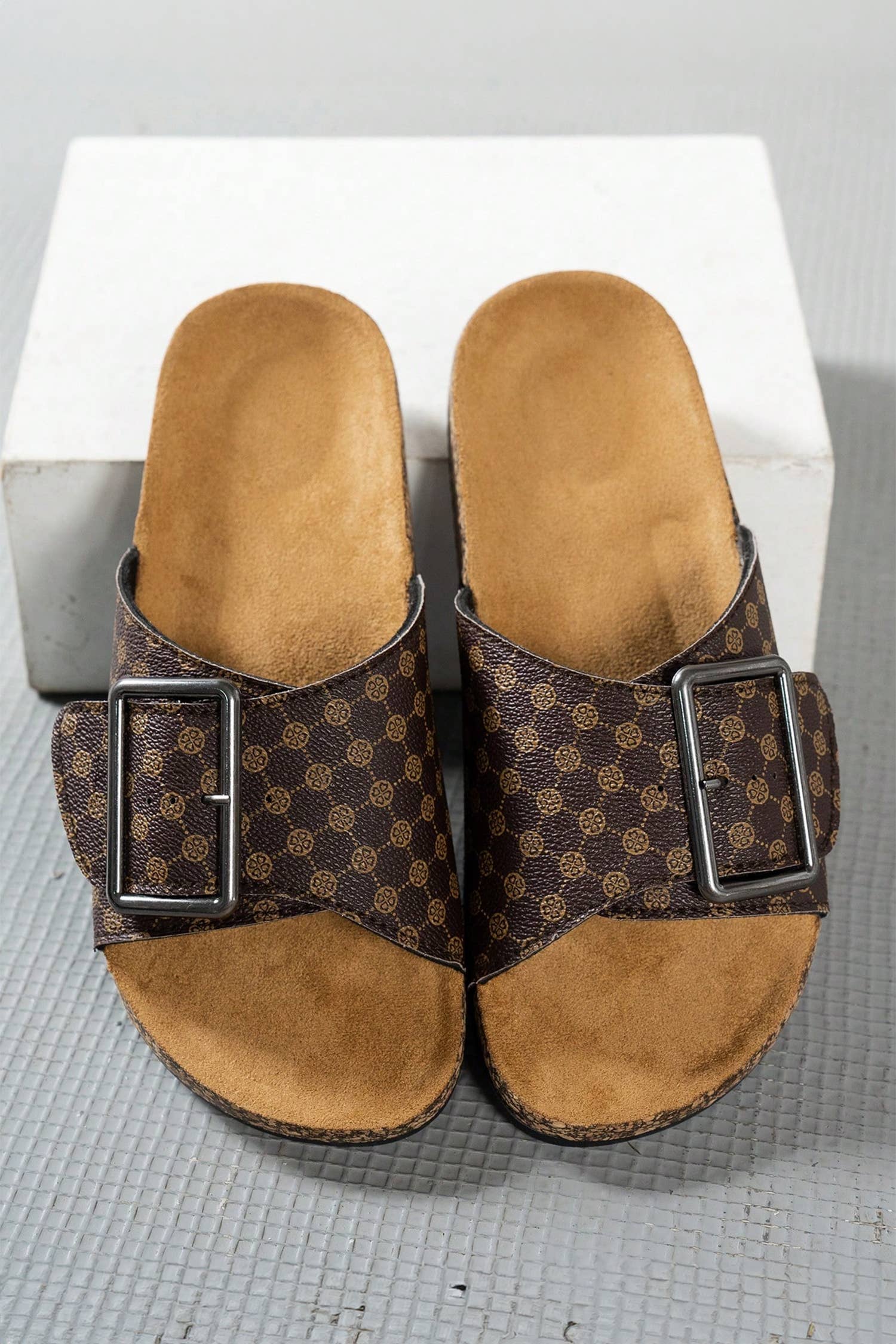 Retro Geometric Buckle Flat
